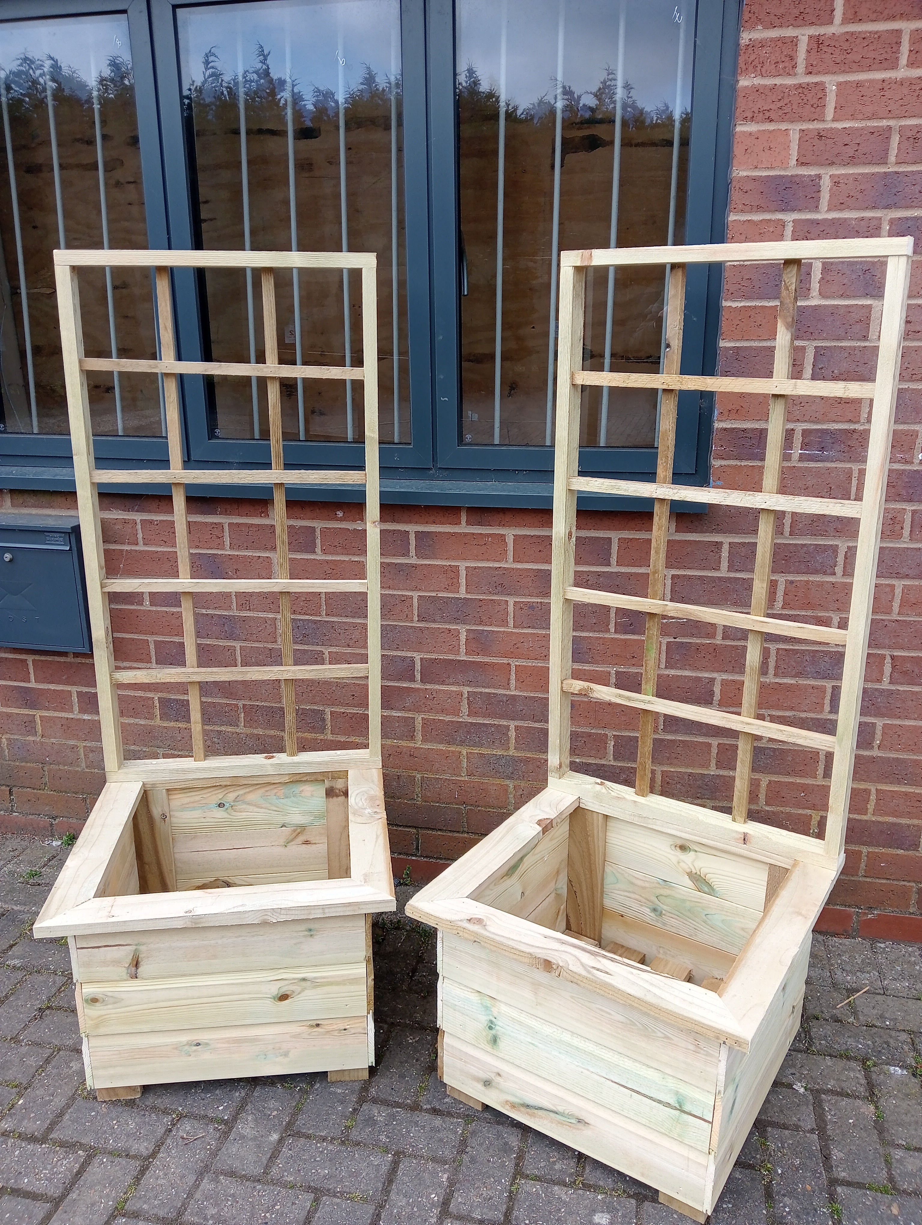 Planter with square trellis 50cm X 50cm X 150cm